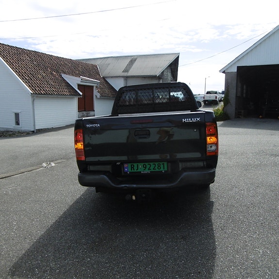 Toyota HiLux 12 of 27