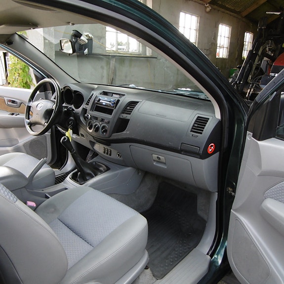 Toyota HiLux 20 of 27