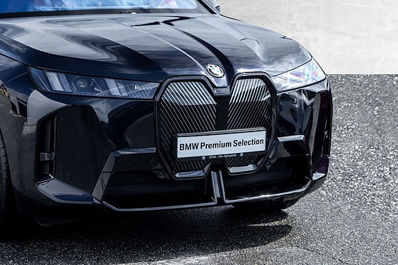 BMW iX 2 of 5