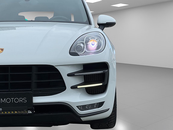 Porsche Macan 4 of 5