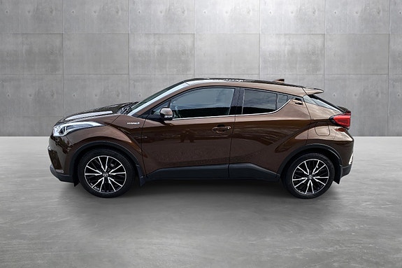 Toyota C-HR 2 of 5
