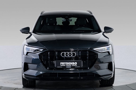 Audi e-tron 4 of 5