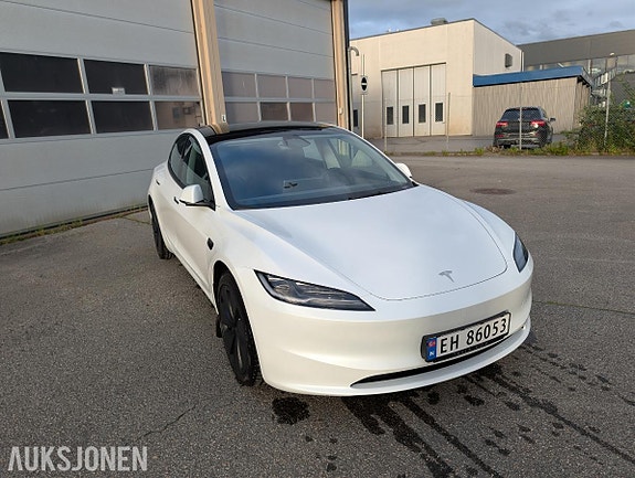 Tesla Model 3 4 of 5