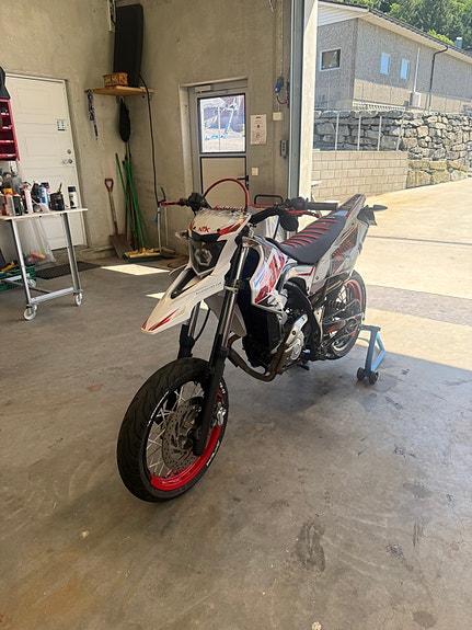 Yamaha WR 125 X 2 of 5