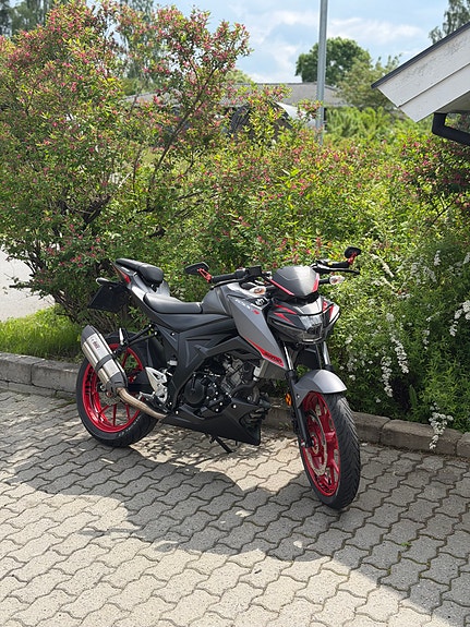 Suzuki GSX-S 125 2 of 5