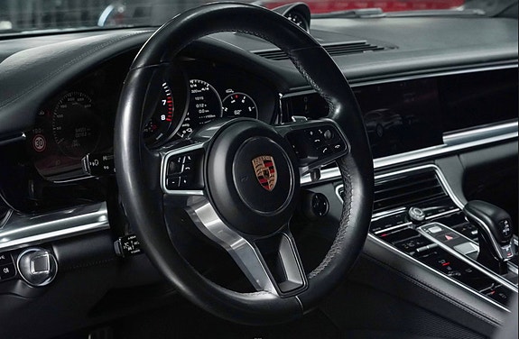 Porsche Panamera 4 16 of 30