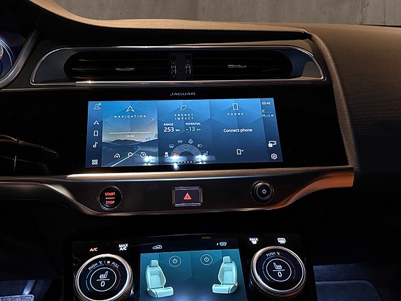 Jaguar I-PACE 27 of 30
