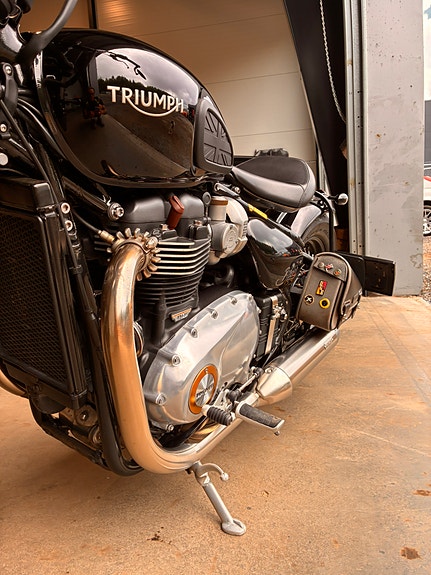 Triumph Bonneville Bobber 2 of 5