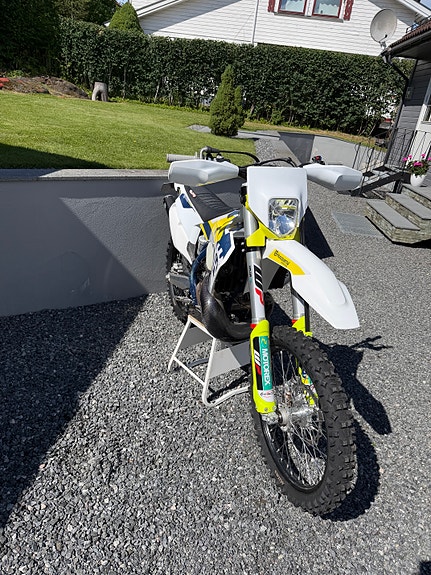 Husqvarna TE 250i 2 of 5