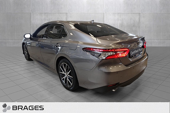 Toyota Camry 3 of 5