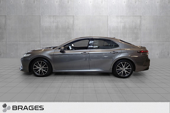 Toyota Camry 2 of 5