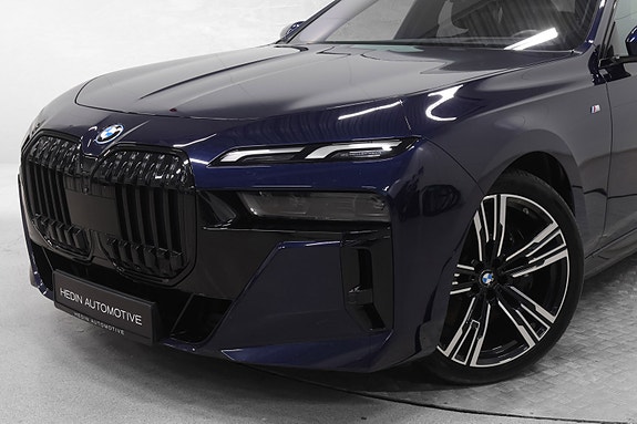 BMW i7 2 of 29
