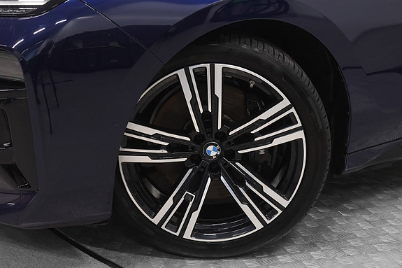 BMW i7 3 of 29