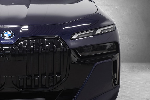 BMW i7 7 of 29