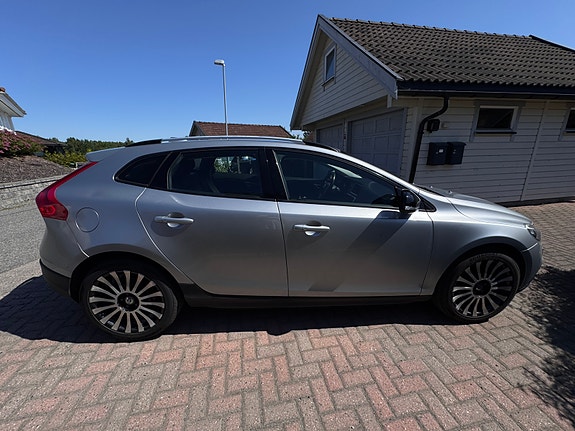 Volvo V40 Cross Country 2 of 5