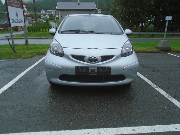 Toyota Aygo 2 of 5