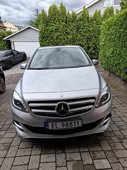 Mercedes-Benz B250 2 of 5
