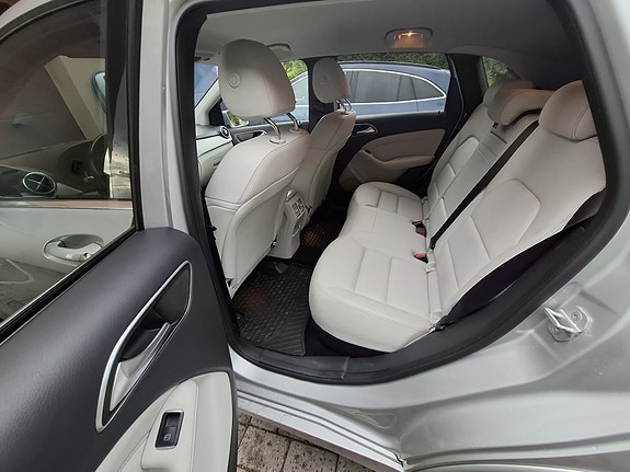 Mercedes-Benz B250 4 of 5