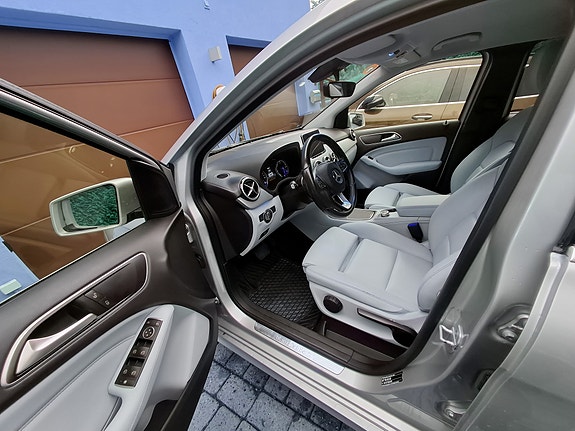 Mercedes-Benz B250 3 of 5