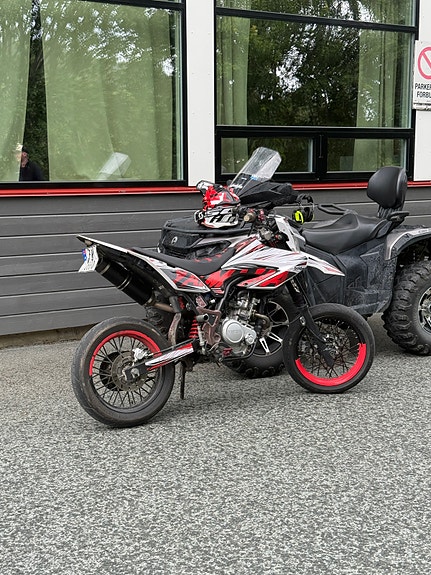 Yamaha WR 125 X 3 of 5