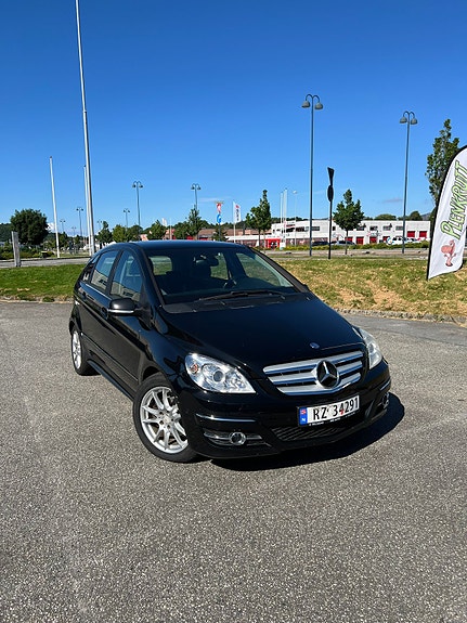 Mercedes-Benz B180 2 of 5