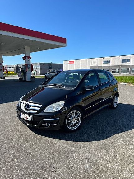 Mercedes-Benz B180 3 of 5