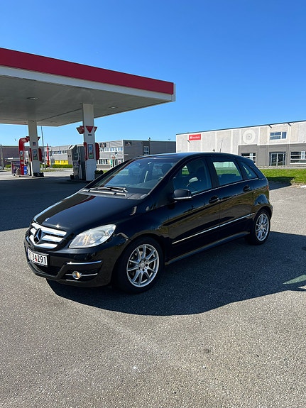 Mercedes-Benz B180 4 of 5