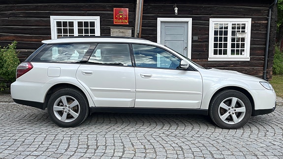 Subaru Legacy 2 of 18