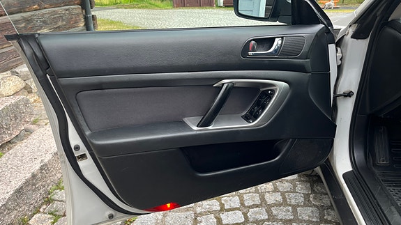 Subaru Legacy 12 of 18