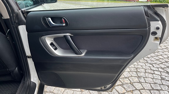Subaru Legacy 10 of 18