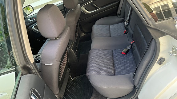 Subaru Legacy 9 of 18