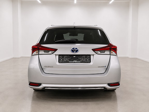 Toyota Auris 2 of 5