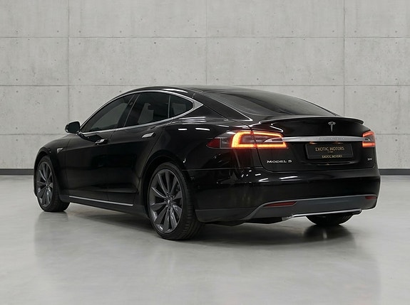 Tesla Model S 3 of 5