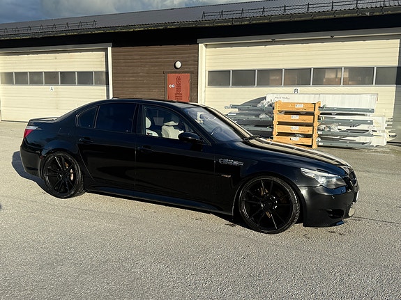 BMW M5 2 of 5