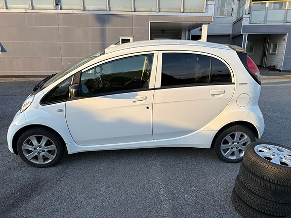 Peugeot iOn 4 of 5