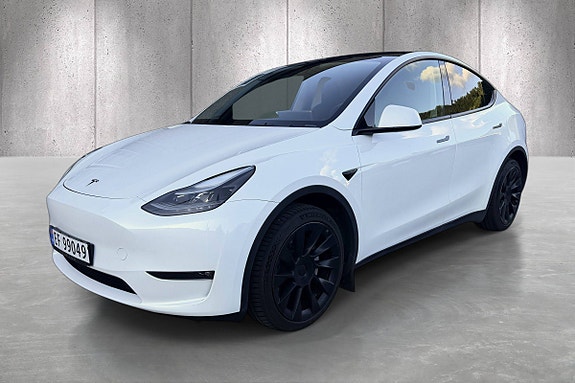 Tesla Model Y 3 of 5