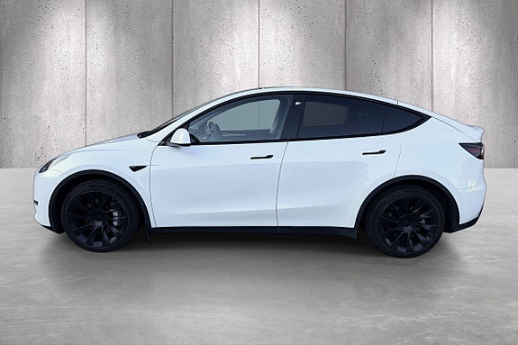 Tesla Model Y 4 of 5