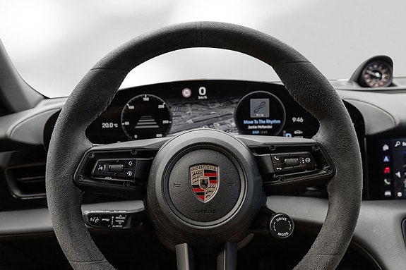 Porsche Taycan Cross Turismo 13 of 28