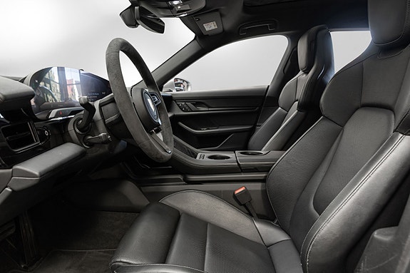 Porsche Taycan Cross Turismo 10 of 28