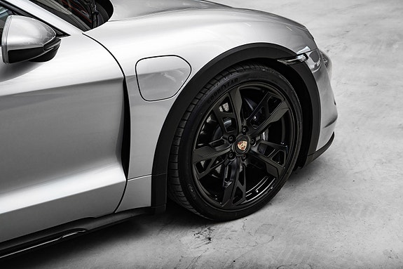 Porsche Taycan Cross Turismo 9 of 28