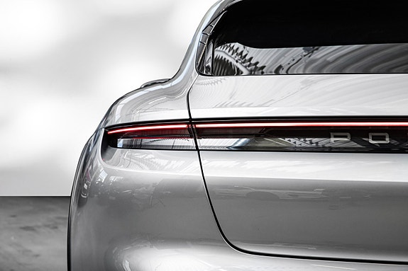 Porsche Taycan Cross Turismo 8 of 28