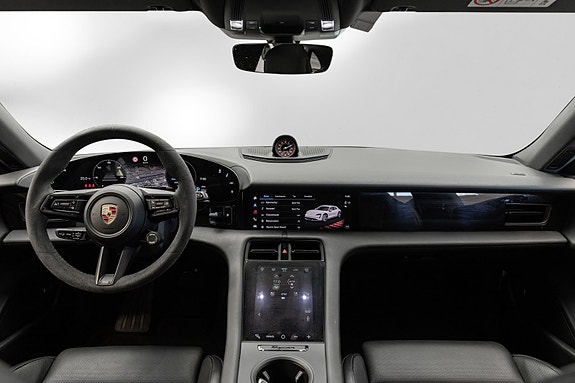Porsche Taycan Cross Turismo 12 of 28
