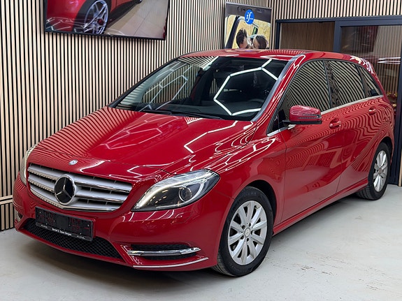 Mercedes-Benz B180 2 of 30