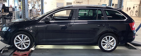 Skoda Octavia 2 of 5