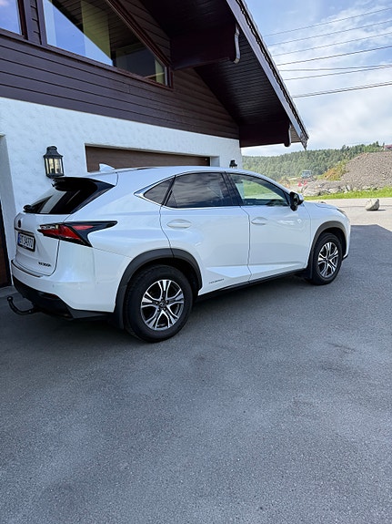Lexus NX300h 3 of 5