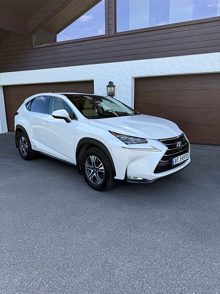 Lexus NX300h 2 of 5