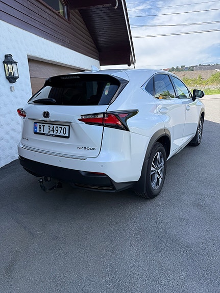 Lexus NX300h 4 of 5
