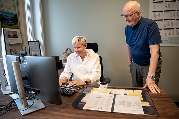 Ringreven Michal Strifeldt (71) var den første på Regnskap og rådgivning som tok i bruk Power Office og er fremdeles yrkesaktiv, selv om pensjonstilværelsen lurer rundt hjørnet. (Foto: Kreativ Industri)
