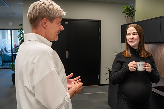 Regnskapsfører Hilde Solbakken har det veldig fint på jobb hos Regnskap og rådgivning og er nå spent på hvem som skal ta over etter Beathe Pettersen som daglig leder. (Foto: Kreativ Industri)