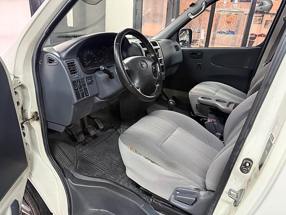 Toyota HiAce 7 of 17